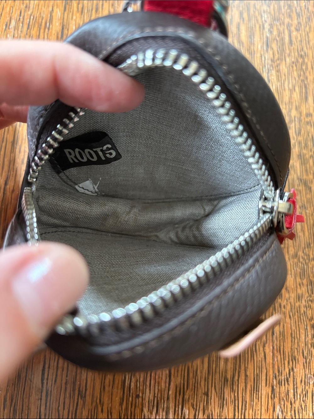 Roots Beaver Coin Purse - Picture 5 of 5